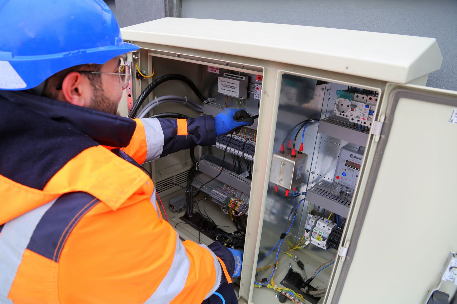Habilitation électrique : le guide complet 2026 (niveaux, symboles, obligations)