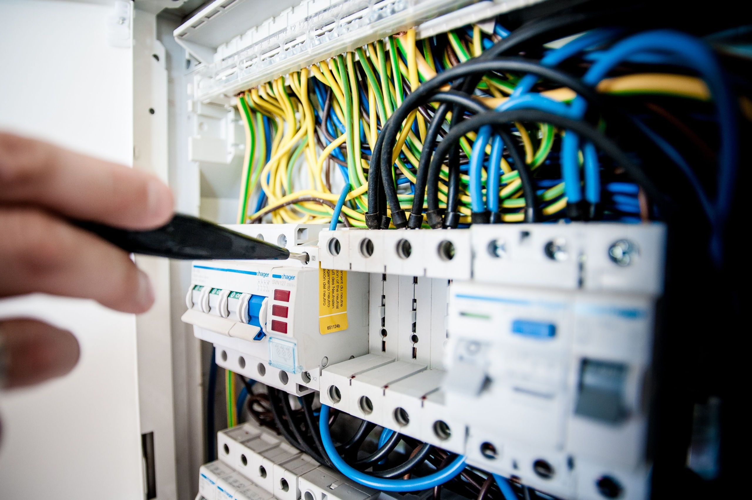 Câblage et disjoncteurs modulaires dans une armoire électrique domotique KNX.