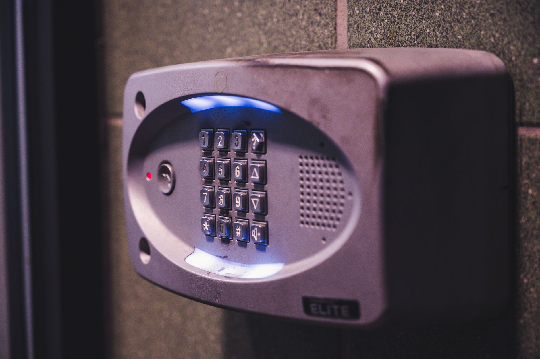Alarme filaire maison : avantages, limites et intégration au bus domotique
