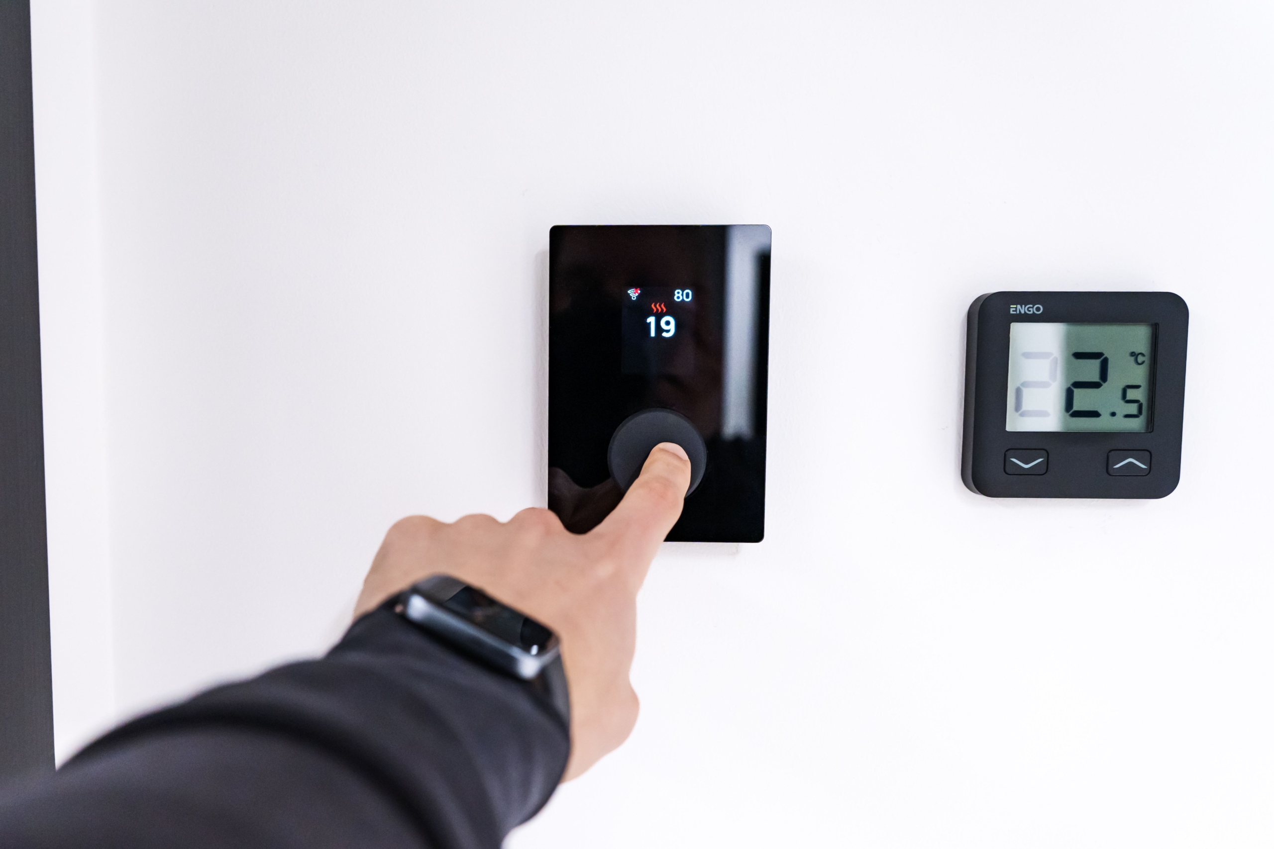 Écran de thermostat connecté mural pilotant le chauffage, exemple de panneau de contrôle domotique GTB.