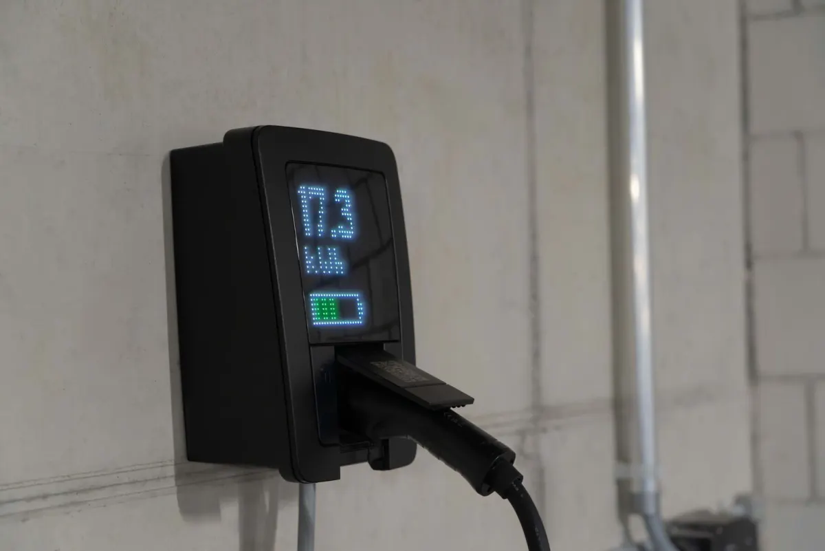 Borne de recharge murale avec affichage numérique, illustrant la subvention gouvernementale pour une borne de recharge