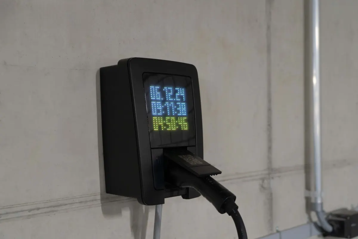 Borne de recharge murale avec affichage numérique, illustrant la borne de recharge domicile en monophasé ou triphasé