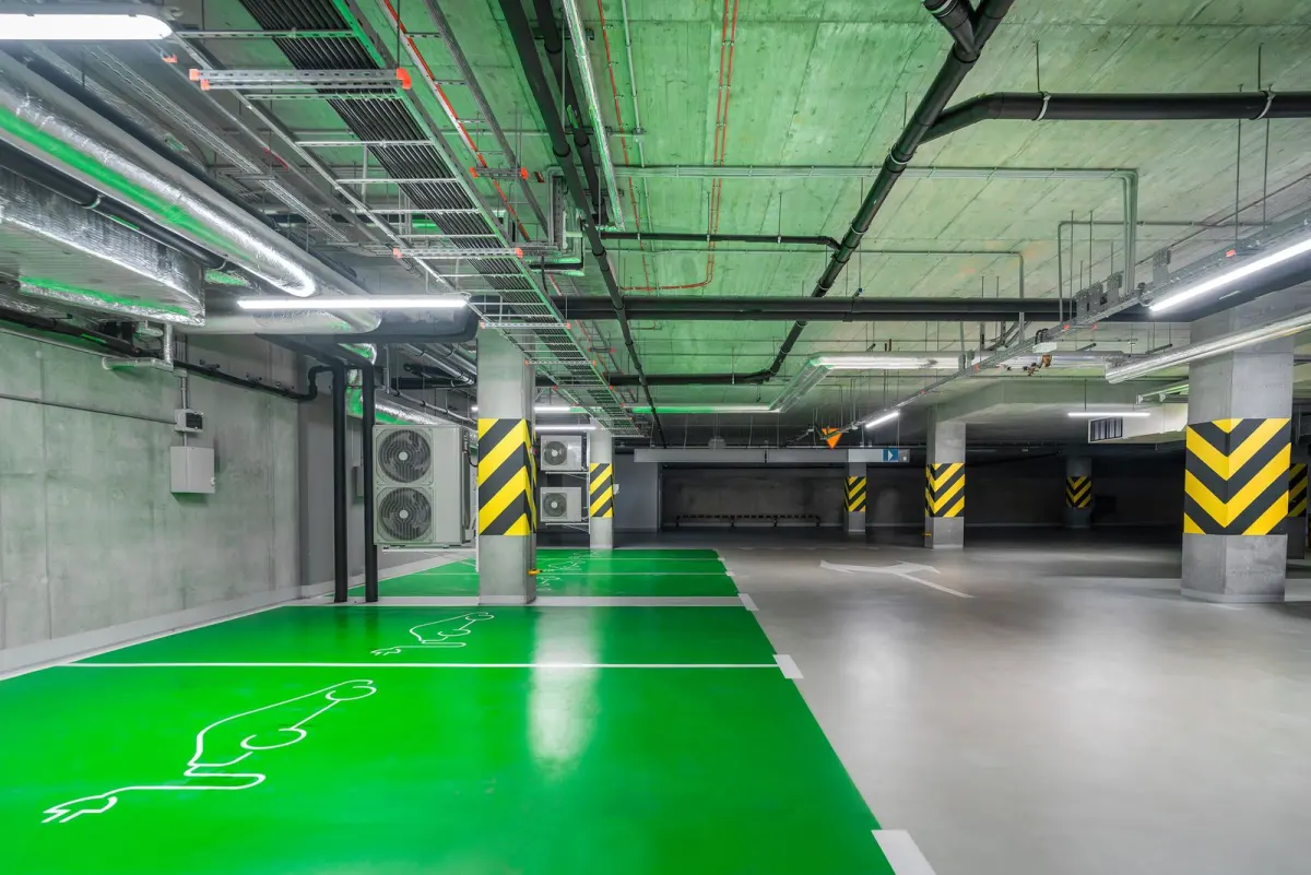 Parking souterrain de copropriété équipé de places de recharge électrique dédiées, installées professionnellement