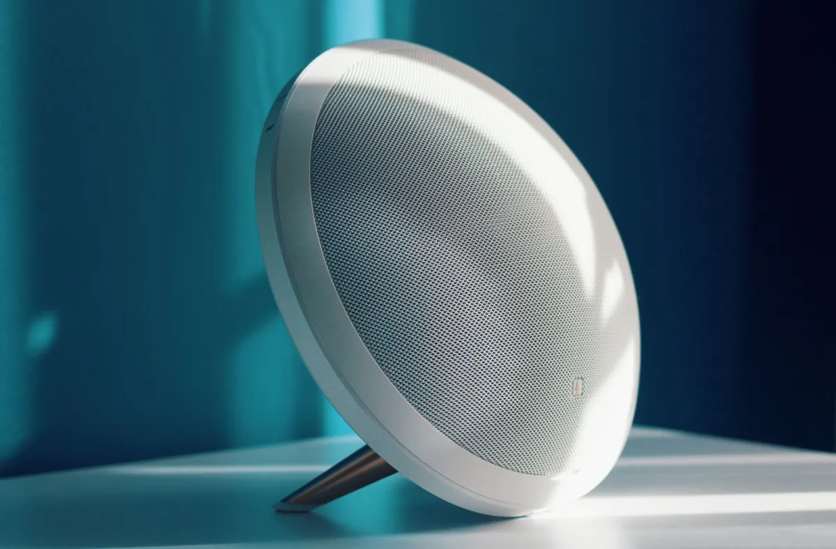 Enceinte design installée dans une pièce pour diffuser de la musique en sonorisation multiroom