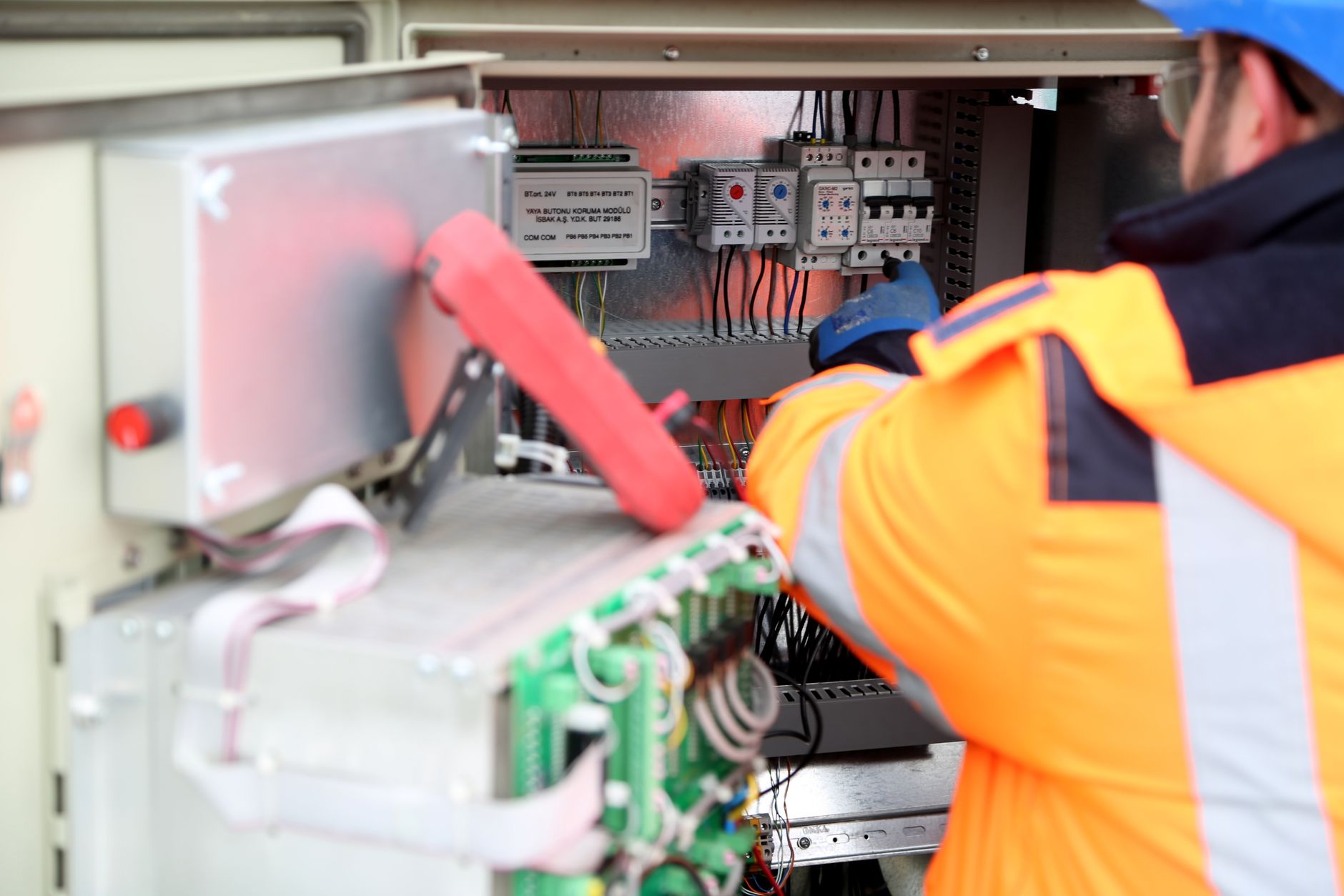 Attestation et titre d’habilitation électrique : obligations de l’employeur