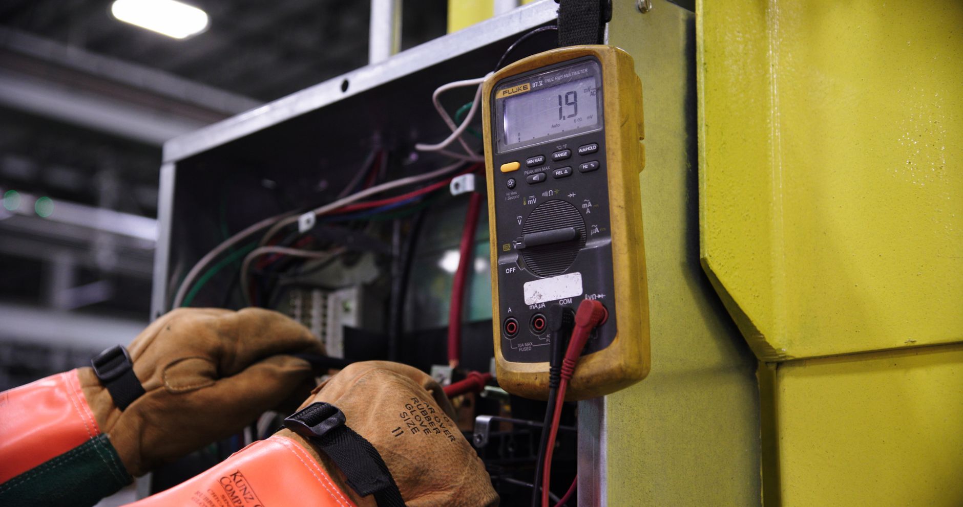 Contrôle au multimètre d'une installation électrique, dans le respect des consignes de sécurité