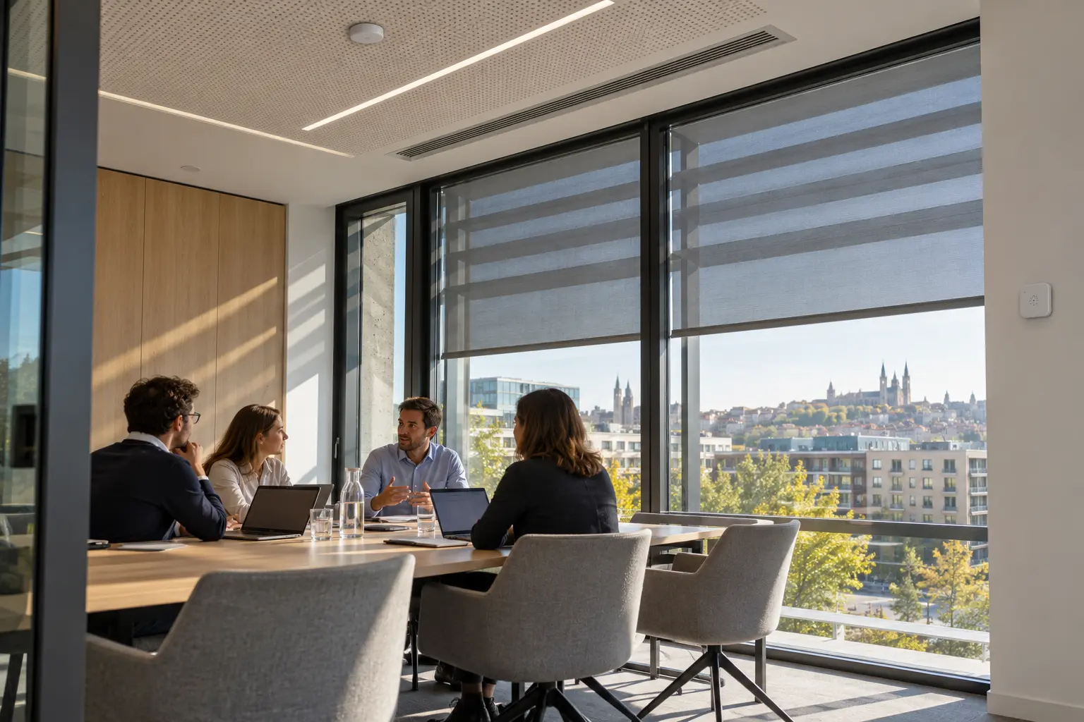 Salle de réunion tertiaire avec capteur d’ambiance éclairage ventilation et protections solaires automatisées